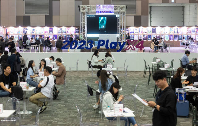 ‘2023 플레이엑스포’(PlayX4)에서 참가자들이 행사에 참여하고 있다. 경기콘텐츠진흥원 제공
