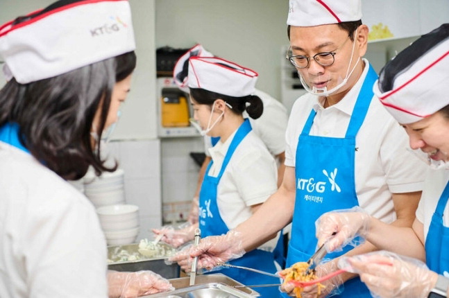 방경만 KT&G 사장(오른쪽 둘째)이 지난 14일 임직원들과 함께 서울역 인근 시립 무료급식소 따스한채움터에서 '사랑의 급식 나눔' 봉사활동을 하고 있다.  KT&G