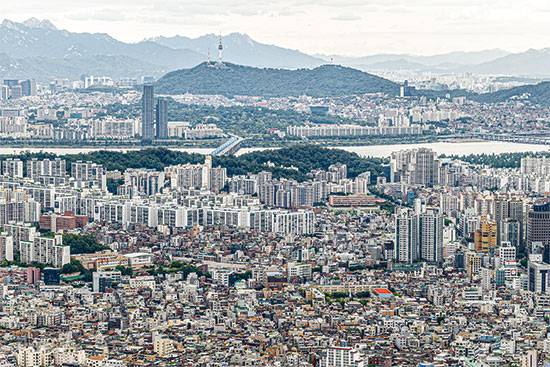 부동산 시장 ‘바로미터’로 통하는 경매 시장에서 일부 인기 물건을 중심으로 지표가 살아나고 있어 관심을 모은다. (윤관식 기자)