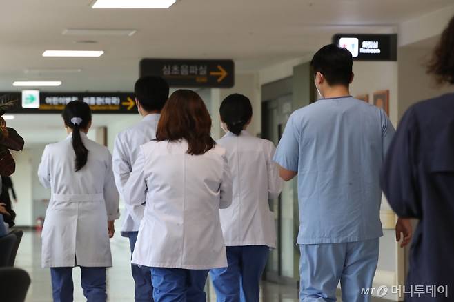 전국 19개 의과대학 교수들이 하루 외래 진료와 수술을 중단하는 집단행동에 돌입한 지난 10일 서울 한 대학병원에서 의료진이 발걸음을 옮기고 있다./사진=뉴스1