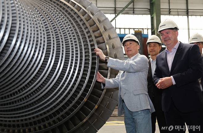 박정원 두산그룹 회장이 14일 체코 플젠 시에 위치한 두산스코다파워를 방문해 원전 핵심 주기기인 증기터빈 생산현장을 살펴보고 있다. /사진제공=두산그룹