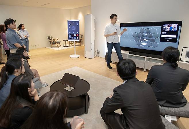 문종채 프로가 14일 수원사업장 디지털시티에 위치한 CX·MDE(고객 중심 멀티 디바이스 경험)센터에서 'AI 라이프'를 소개하고 있다. /사진=삼성전자