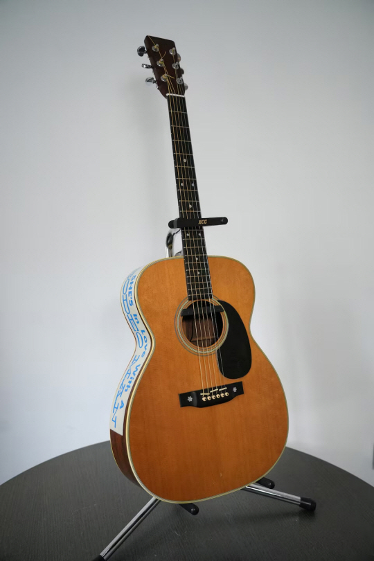 에릭 클랩튼이 1970년대 사용하던 어쿠스틱 기타.로이터