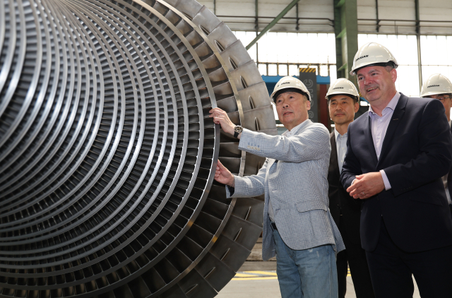 박정원 두산그룹 회장이 체코 플젠 시에 위치한 두산스코다파워를 방문해 원전 핵심 주기기인 증기터빈 생산현장을 살펴보고 있다. [두산그룹]