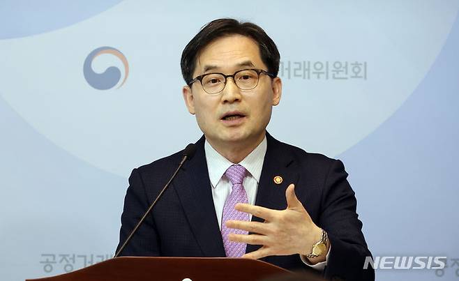 [세종=뉴시스] 강종민 기자 = 한기정 공정거래위원장이 지난 14일 세종시 정부세종청사에서 2024년 공시대상 기업집단 지정 결과를 발표하고 있다. 2024.05.15. ppkjm@newsis.com