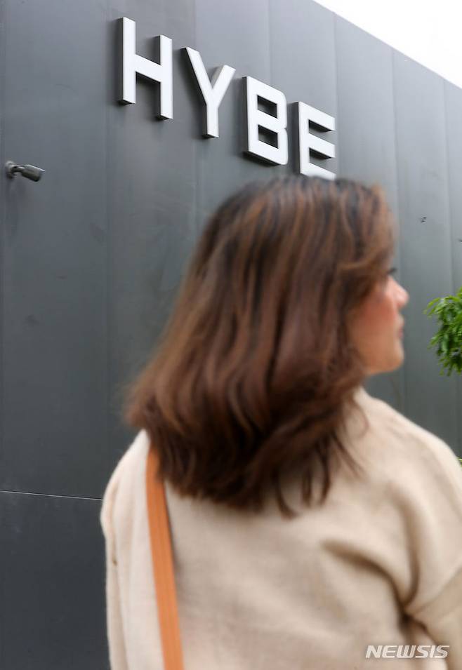 [서울=뉴시스] 김혜진 기자 = 하이브(HYBE)가 자회사 어도어(ADOR)에 요구한 이사회 소집이 불발됐다. 민희진 어도어 대표 측은 하이브에 30일로 요청한 이사회 소집에 응하지 않겠다는 내용의 답신을 보냈다. 하이브는 서울서부지법에 임시주총 허가 신청을 냈으며 심문기일은 30일 오후 4시 35분 비공개로 열린다. 사진은 30일 서울 용산구 하이브 사옥. 2024.04.30. jini@newsis.com