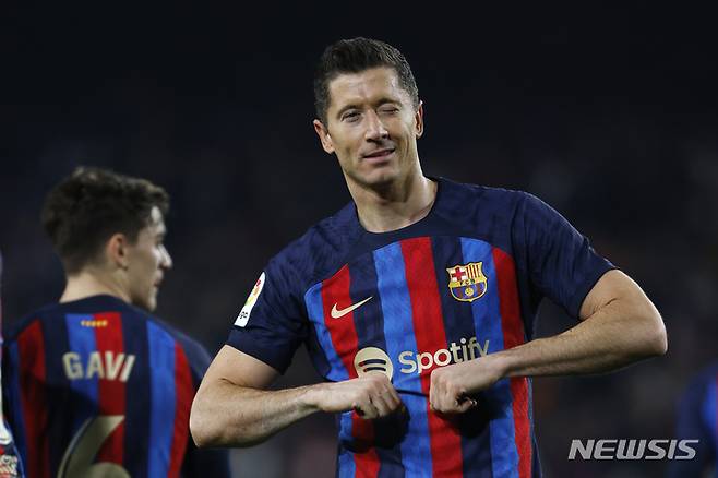 [바르셀로나=AP/뉴시스] 스페인 프로축구 프리메라리가 바르셀로나의 로베르트 레반도프스키가 발롱도르를 깜짝 수상할 수 있다는 보도가 나왔다. 2023.02.20.