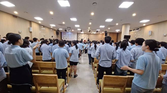 나섬교회에서 예배 드리고 있는 재한몽골학교 학생들
