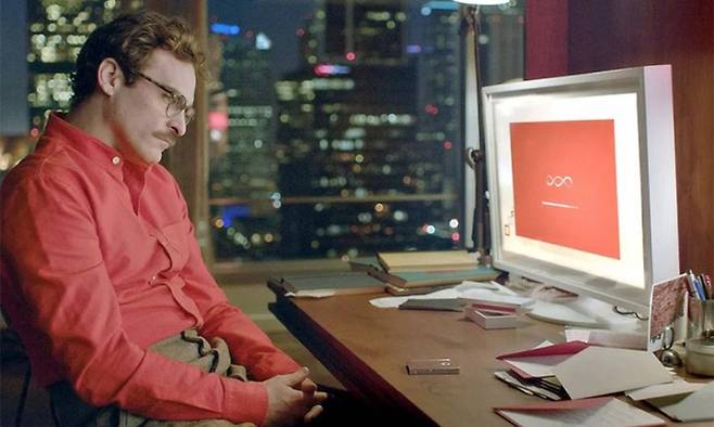2013년 개봉한 영화 ‘허(Her)’에서 자신의 인공지능(AI) 비서와 사랑에 빠진 남자 주인공 ‘테오도르’가 AI ‘사만다’와 대화하는 모습. 세계일보 자료사진