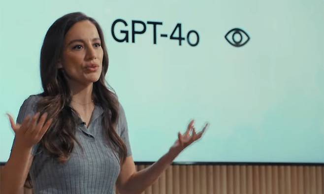 미라 무라티 오픈AI 최고기술책임자(CTO)가 13일(현지시간) 온라인 신제품 발표 행사에서 자사의 새 AI 모델 GPT-4o를 설명하고 있다. 오픈AI 제공