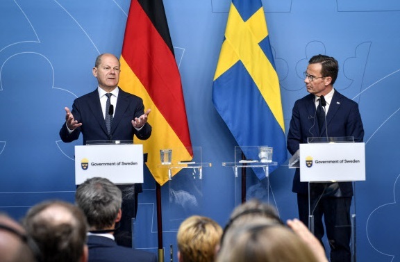 14일(현지시간) 스웨덴 스톡홀름을 방문한 올라프 숄츠 독일 총리(왼쪽)가 울프 크리스테르손 스웨덴 총리와의 정상회담 후 공동 기자회견을 하고 있다. EPA연합뉴스