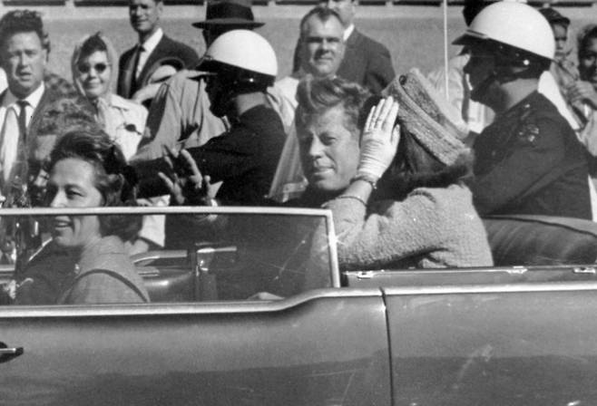 1963년 11월 존 F. 케네디 미국 대통령(자동차 뒷좌석 왼쪽)과 부인 재클린 여사(〃 오른쪽)가 텍사스주 댈러스 시내에서 카퍼레이드를 하는 모습. 케네디는&nbsp;이 사진이 촬영되고&nbsp;1분여 뒤 암살범이 쏜 총에 맞아 숨졌다. AP연합뉴스
