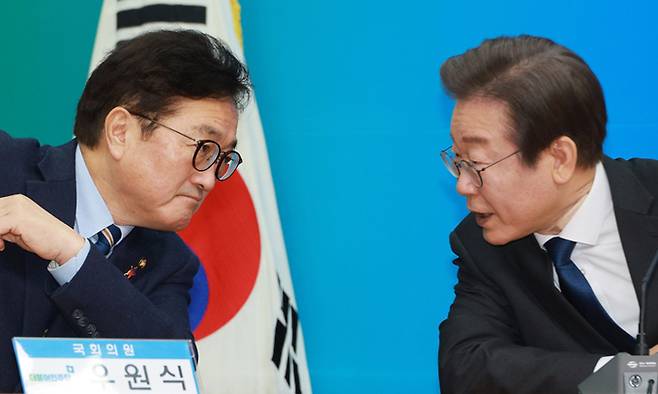 더불어민주당 우원식 의원(왼쪽), 이재명 대표. 연합뉴스