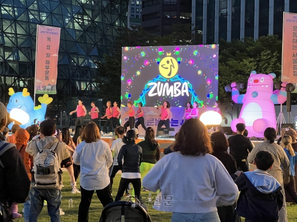 지난 9일 ‘운동하는 서울광장’에 참가한 시민들이 줌바 댄스를 체험하고 있다. 서울시는 이날부터 혹서기(7~8월)를 제외하고 10월까지 매주 목요일 오후 7시 30분부터 프로그램을 진행할 계획이다.