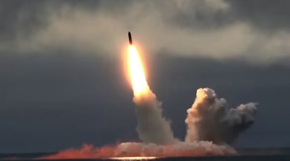 잠수함에서 시 험발사되고 있는 러시아의 불라바 잠수함발사탄도미사일(SLBM). EPA 연합뉴스