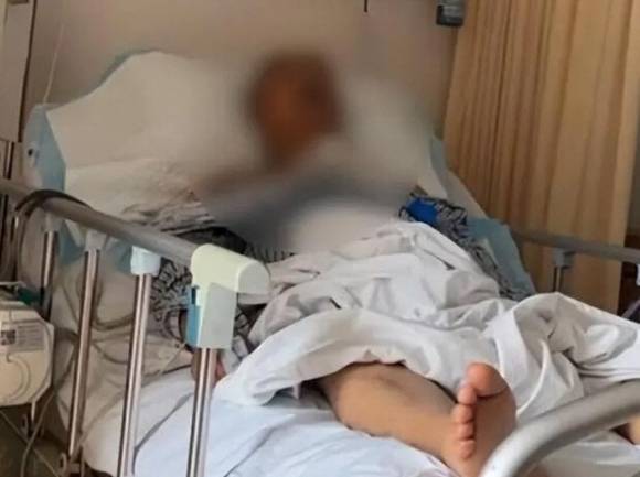 BYD 차량 소유주 덩모씨가 뇌졸중 진단을 받고 병원에 입원한 모습. 덩씨 가족은 그가 BYD 전기차를 타다가 감전 사고를 당했다고 주장한다. 바이두 캡처