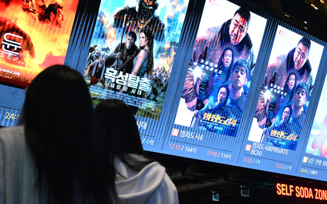 영화 '범죄도시4'가 개봉 22일 만에 천만 영화 반열에 오르며 한국영화 시리즈 최초로 '트리플 천만'을 달성했다. 부처님오신날 휴일인 15일 서울의 한 멀티플렉스 영화관 티켓박스가 관객들로 북적이고 있다. 오승현 기자