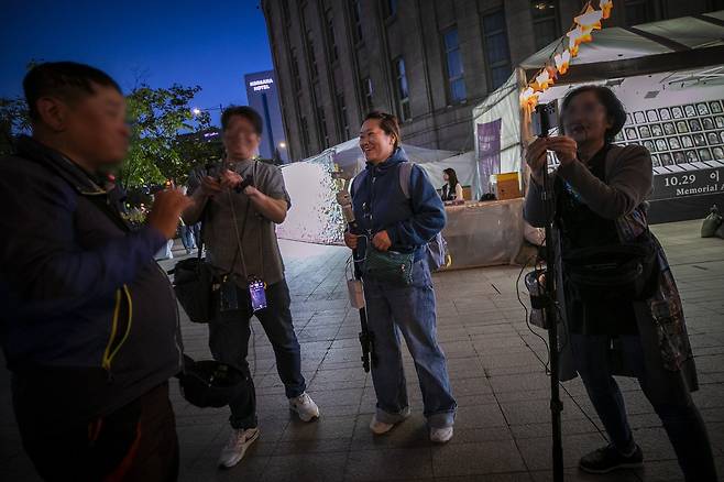 현장에서 자주 만나는 정치 유튜버들은 서로 끈끈한 관계를 맺기도 한다. ⓒ시사IN 신선영