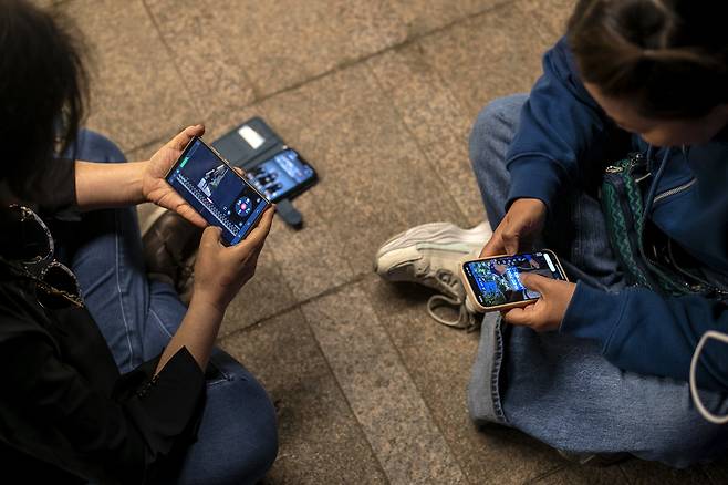 쇼츠를 제작 중인 다른 유튜버를 돕고 있는 김씨(오른쪽). ⓒ시사IN 신선영