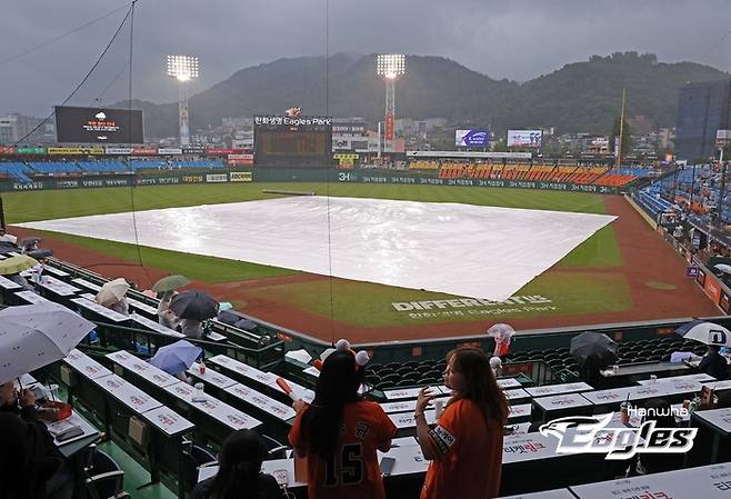 15일 한화 대 NC 경기가 열린 대전 이글스파크, 7회 들어 폭우가 쏟아지면서 경기가 중단되고 대형 방수포가 깔려있다. 한화 이글스 제공