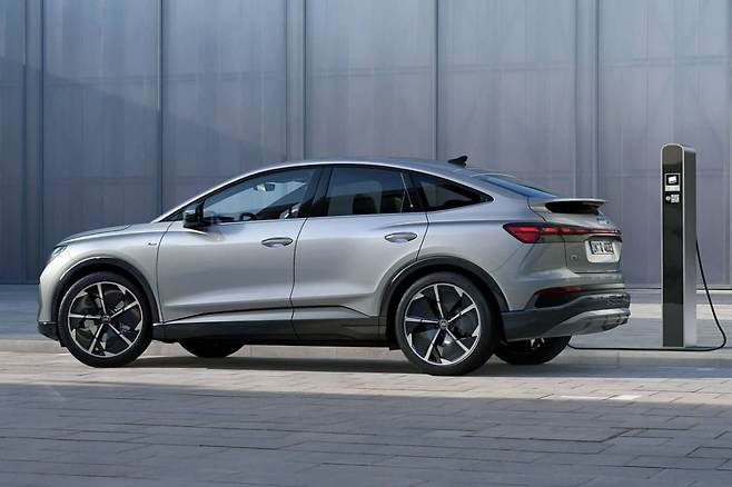 Q4 40 e 트론 측면