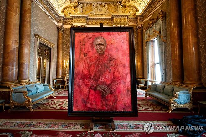14일(현지시간) 버킹엄궁에서 공개된 찰스 3세의 공식 초상화. [AFP=연합뉴스]