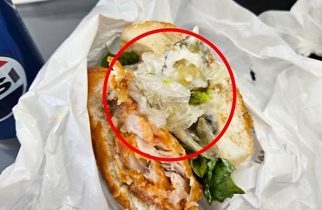 비닐장갑 나온 햄버거  맘스터치가 햄버거에서 비닐 장갑이 나온 사실이 확인돼 관할 관청의 시정명령을 받았다. 맘스터치는 고객으로부터 햄버거 속 비닐장갑을 회수한 후 '그럴리가 없다'고 오리발을 내밀었으나 구청의 불시 조사에서 문제를 인정했다.
 [제보자 제공]