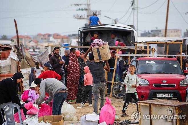 이스라엘 '지상전 임박'에 라파 떠나는 가자 주민들 [AFP=연합뉴스]