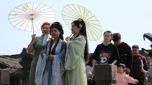 중국 전통의상을 입고 있는 관광객들 [영국 BBC 홈페이지 캡처. 재판매 및 DB금지]