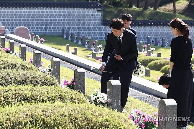 이준석, 국화 1천송이 5·18 묘지 헌화 (광주=연합뉴스) 천정인 기자 = 15일 오전 광주 북구 국립 5·18 민주묘지에서 개혁신당 이준석 대표와 당선인들이 5·18 묘지에 헌화·참배하고 있다. 이 대표는 경남 김해에서 재배한 국화 1천송이를 직접 공수해 개별 묘지마다 헌화·참배했다. 2024.5.15 iny@yna.co.kr