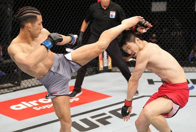 2022년 출전했던 로드 투 UFC 시즌 1에서의 홍준영(오른쪽) [UFC 제공. 재판매 및 DB 금지]