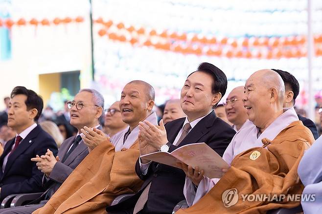 윤석열 대통령, 봉축법요식 참석 (서울=연합뉴스) 진성철 기자 = 윤석열 대통령이 15일 서울 종로구 조계사에서 열린 불기 2568년 부처님오신날 봉축법요식에서 박수치고 있다. 2024.5.15  [대통령실 제공. 재판매 및 DB 금지] zjin@yna.co.kr