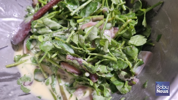 미나리에 오징어를 넣어 만든 미나리부침개. 미나리 양이 많아서 새우도 넣어서 만들어 보고 오징어도 넣어서 만들어 봤다. ⓒ최은경