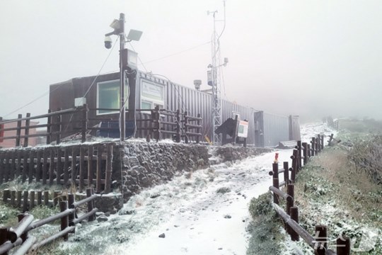 강원 산간에 대설주의보가 발효된 15일 강원도 설악산 중청대피소에 눈이 쌓여 있다. (출처: 뉴스1)