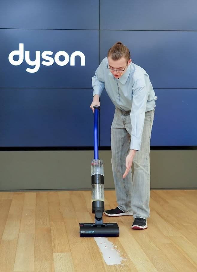헤이든 브라운 다이슨 무선청소기부문 엔지니어가 물청소기 신제품 워시G1으로 바닥을 청소하고 있다. (사진=다이슨)