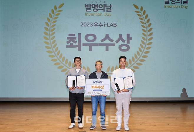 현대차·기아가 16일 개최한 ‘2024 발명의 날’ 행사에서 최우수 i-LAB에 선정된 박상도(왼쪽) 배터리성능기술개발팀 책임연구원과 정성빈(오른쪽) 열에너지시스템설계팀 책임연구원이 송창현(가운데) AVP본부 사장과 기념촬영을 하고 있다.(사진=현대차그룹)