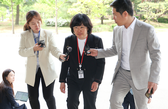 지난달 공수처에 출석하는 유재은 국방부 법무관리관. 정종범 해병대2사단장은 '누구누구 수사 언급하면 안 됨'이라는 발언을 유 법무관리관이 했다고, 진술을 번복했습니다. 〈출처=연합뉴스