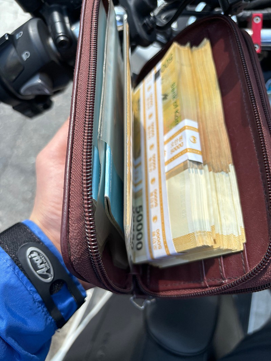 배달 기사 이 모 씨가 주운 지갑. 5만원권이 다발로 들어있다. 〈사진=시청자 제공〉