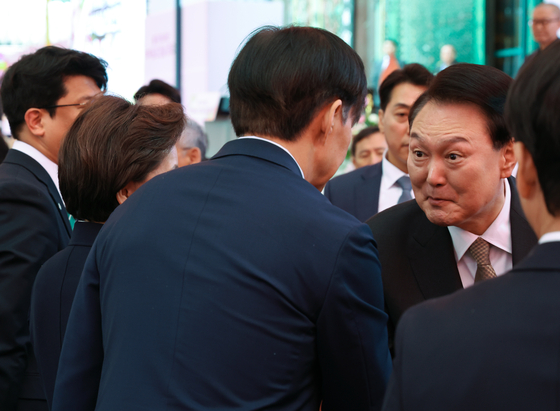 윤석열 대통령이 15일 서울 종로구 조계사에서 열린 불기 2568년 부처님오신날 봉축법요식이 끝난 뒤 조국혁신당 조국 대표와 악수하고 있다. 〈사진=연합뉴스〉