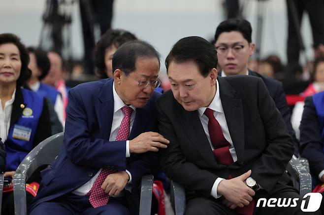 윤석열 대통령이 2023년 11월 7일 대구 엑스코에서 열린 2023년 바르게살기운동 전국회원대회에서 홍준표 대구시장과 대화하고 있다. (대통령실 제공) 2023.11.7/뉴스1 ⓒ News1 오대일 기자