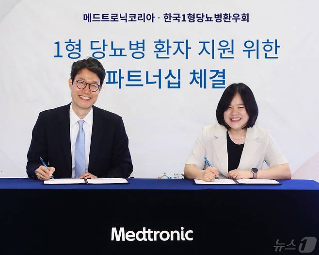 유승록 메드트로닉코리아 대표(왼쪽)와 김미영 한국1형당뇨병환우회 대표가 파트너십 협약을 체결했다.(메드트로닉 제공)/뉴스1