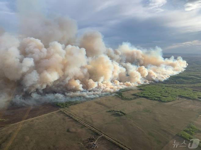 10일(현지시간) 캐나다 앨버타주(州) 티피 크릭의 동쪽 그란데 대초원에서 산불이 발생해 폭발적인 연기가 치솟고 있다. 2024.05.10/ ⓒ AFP=뉴스1 ⓒ News1 권진영 기자