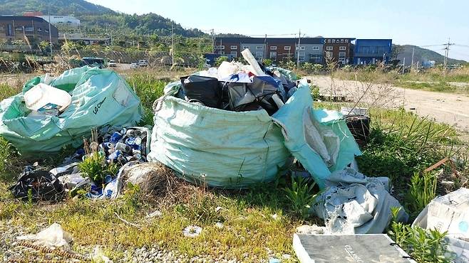 충북 영동군 용산면 소재 영동산업단지 내 빈터에 폐기물이 수개월째 방치돼 있다. /뉴스1