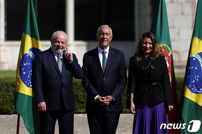 마르셀루 헤벨루 드 소자 포르투갈 대통령 내외(오른쪽)와 한때 포르투갈의 식민 지배를 받았던 브라질의 루이스 이나시우 룰라 다시우바 대통령(왼쪽). <자료 사진> 2023.4.22 ⓒ 로이터=뉴스1 ⓒ News1 정윤미 기자