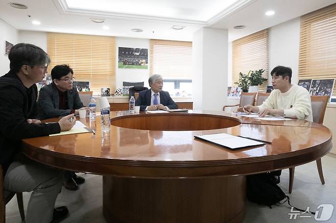 조남돈 프로축구연맹 상벌위원장이 16일 오후 서울 종로구 축구협회관에서 '물병 사태'와 관련 징계여부를 검토하는 상벌위원회를 주재하고 있다. 2024.5.16/뉴스1 ⓒ News1 이승배 기자