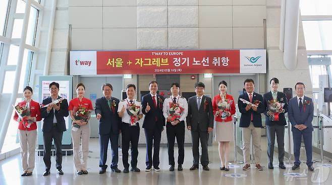 티웨이항공은 16일 오전 인천-자그레브 노선 취항식을 열었다. 사진은 나성훈 티웨이항공 부회장(왼쪽 여섯 번째), 정홍근 티웨이항공 대표이사(왼쪽 네 번째) 등 참석자.(티웨이항공 제공)