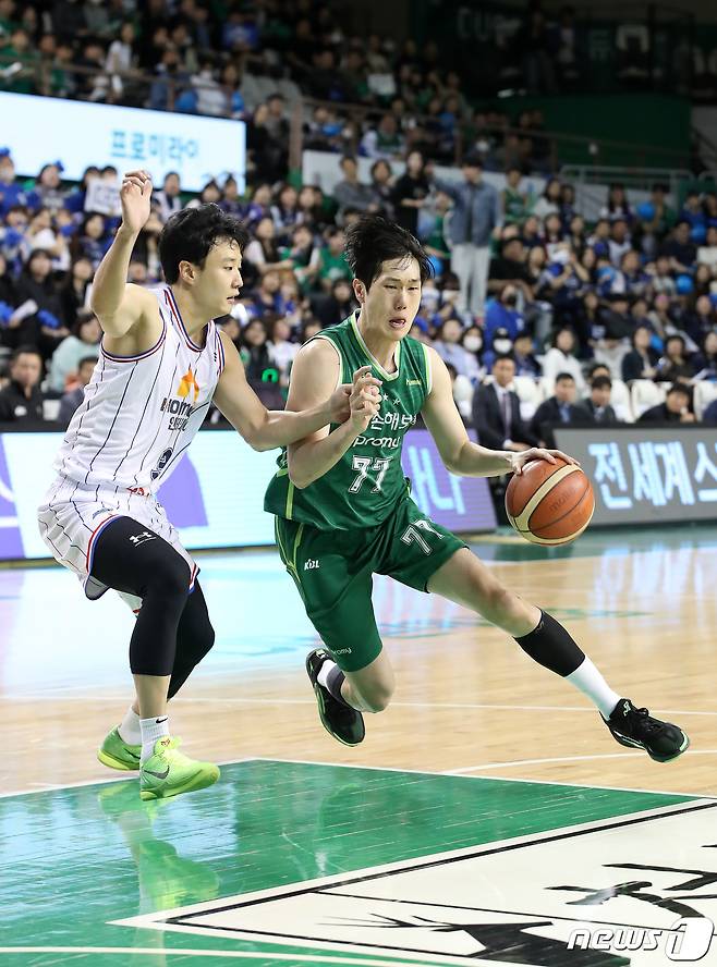 15일 오후 강원 원주종합체육관에서 열린 프로농구 2023-2024 정관장 KBL 4강 플레이오프 1차전 원주 DB와 부산 KCC의 경기에서 원주 DB 최승욱이 돌파하고 있다. 2024.4.15/뉴스1 ⓒ News1 이승배 기자