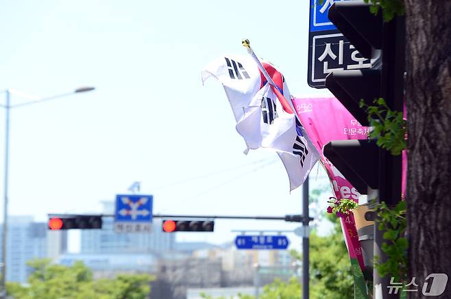 강한 바람이 부는 16일 광주 동구 한 길가에서 태극기가 바람에 펄럭이고 있다. 2024.5.16/뉴스1 ⓒ News1 이승현 기자