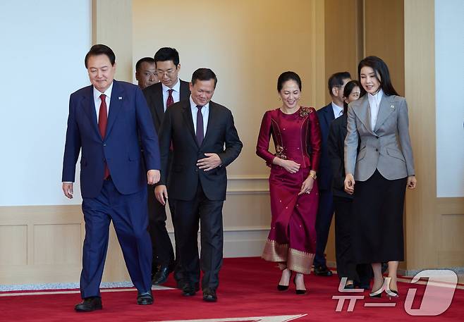 윤석열 대통령과 김건희 여사가 16일 용산 대통령실 청사에서 열린 한·캄보디아 정상회담 공식오찬을 마친 후 훈 마넷 캄보디아 총리, 뺏 짠모니 총리 배우자와 함께 퇴장하고 있다. (대통령실 제공) 2024.5.16/뉴스1 ⓒ News1 오대일 기자