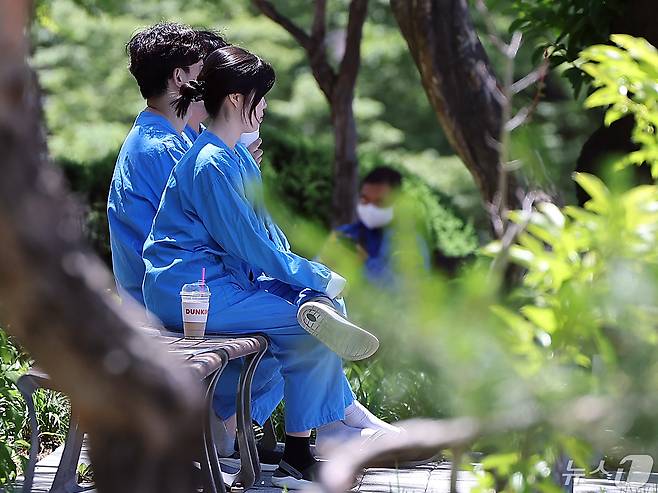 16일 오후 서울 시내의 대형병원에서 의료진들이 휴식을 취하고 있다. 2024.5.15/뉴스1 ⓒ News1 김진환 기자